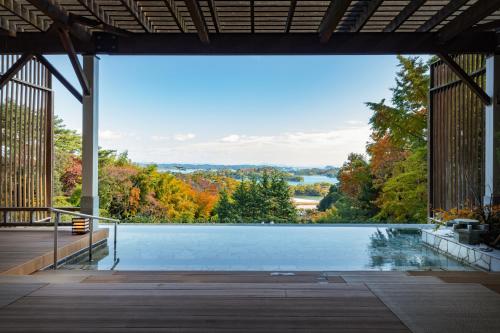 松岛町松岛大观庄度假酒店的享有树木景致的游泳池