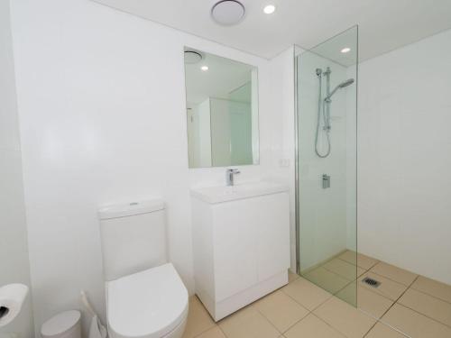 浅滩湾The Shoal Unit 405 Shoal Bay的白色的浴室设有卫生间和淋浴。
