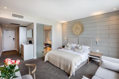 AmsterdamhoekBluewater Bay Sunrise Hotel的一间卧室设有一张床和一间客厅。