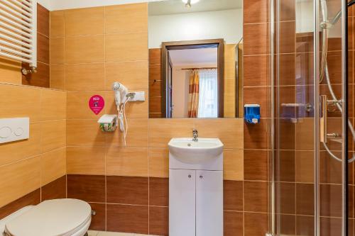 斯克拉斯卡波伦巴VacationClub – 300 Mill Apartament 1的浴室配有卫生间、盥洗盆和淋浴。