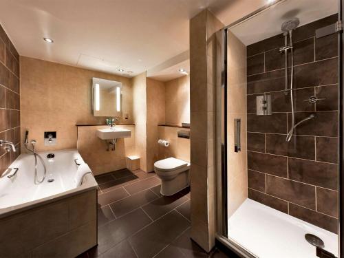 斯坦斯伦敦泰晤士畔斯坦斯美居酒店的带浴缸、卫生间和盥洗盆的浴室