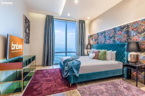 迪拜bnbmehomes - Lux 2B Apt - Dubai Canal Water View - 4406的酒店客房设有一张床和一个大窗户