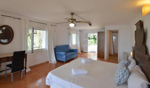 索列尔Alconasser 2 - Amazing Seaviews between Deia & Soller的卧室配有白色的床和蓝色椅子
