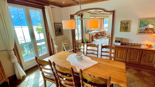 布里恩茨CHALET ROMANTICA Carpe Diem BEST VIEW BEST LOCATION的一间带桌椅和镜子的用餐室