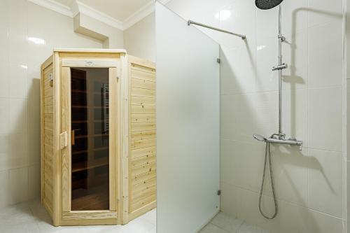 克拉斯诺达尔布里斯托尔酒店的带淋浴的浴室和木制橱柜