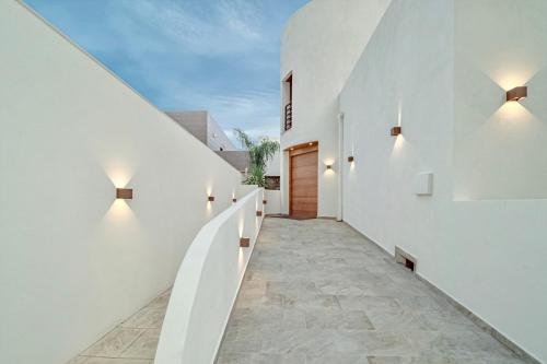艾姆布里亚布拉瓦Villa N15 en plein cœur de la Marina, proche de Rosas, Costa Brava的白色墙壁房屋的走廊