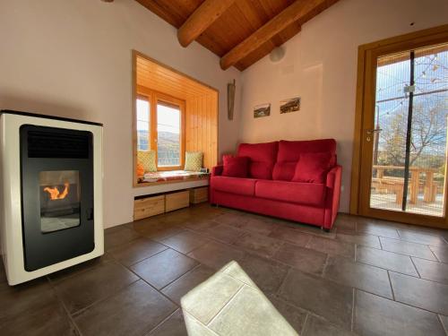 阿赫尔Caseta de Magí的客厅设有红色的沙发和壁炉