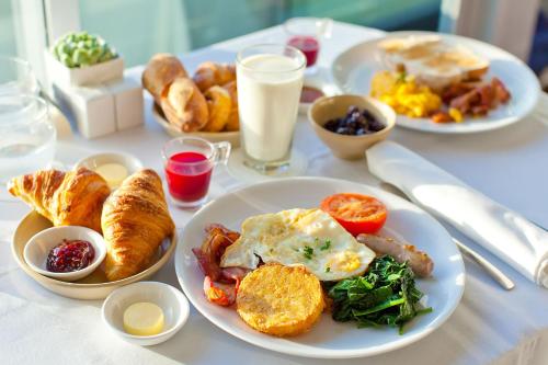 埃里温Royal Plus Hotel的一张桌子,上面放着早餐盘