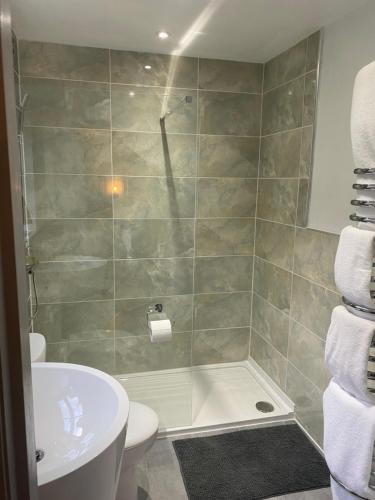 比肯希尔Arden House NEC Birmingham & Airport的带淋浴、卫生间和盥洗盆的浴室
