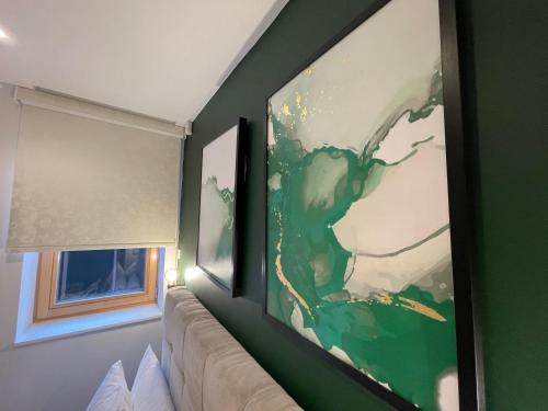 曼彻斯特曼彻斯特码头公寓的客厅设有绿色的墙壁和沙发