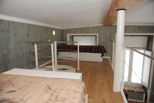 塞沙尔THE BOAT Apartamento Temático的一间卧室配有两张双层床。