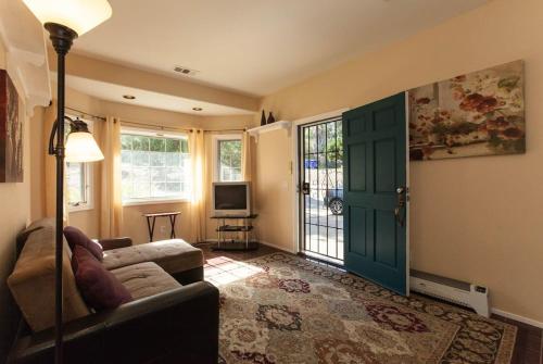 维斯塔Castlegate Guest Apartment的带沙发和电视的客厅以及门
