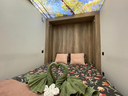 赫拉尔兹贝亨B&B Le Jardin de Sophie的一间卧室设有一张大床和大窗户