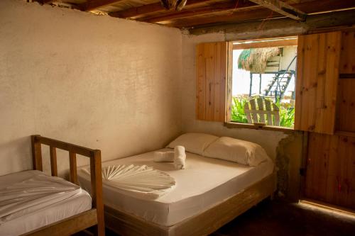 穆库拉岛Dahlandia的小房间设有床和窗户