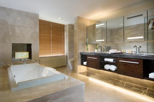上海上海鹏利海景壹号莺栩阁酒店的带浴缸和盥洗盆的浴室