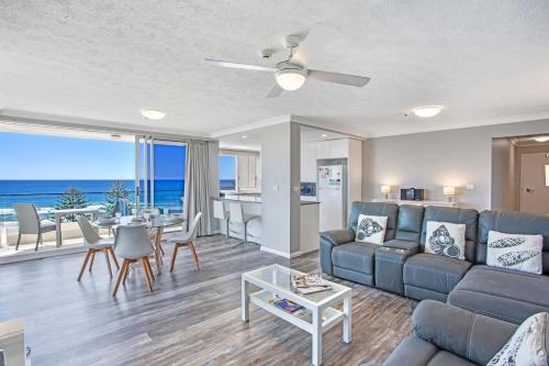 黄金海岸南十字海滨度假公寓 的客厅配有沙发和桌子