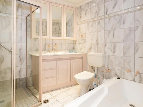 安特兰斯Lakeshore Apartments Unit 5的带浴缸、卫生间和盥洗盆的浴室