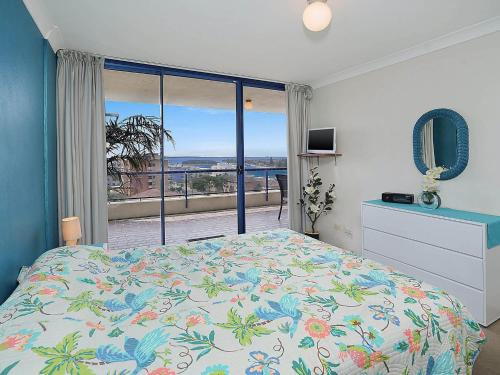 安特兰斯St Tropez Unit 39的一间卧室配有一张床,享有海景