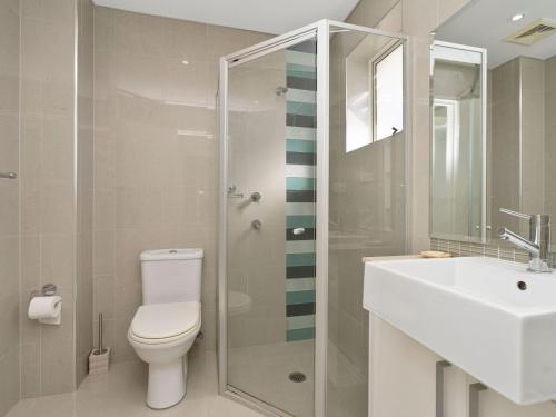 安特兰斯Ocean Views Sundrift Unit 26的浴室配有卫生间、盥洗盆和淋浴。