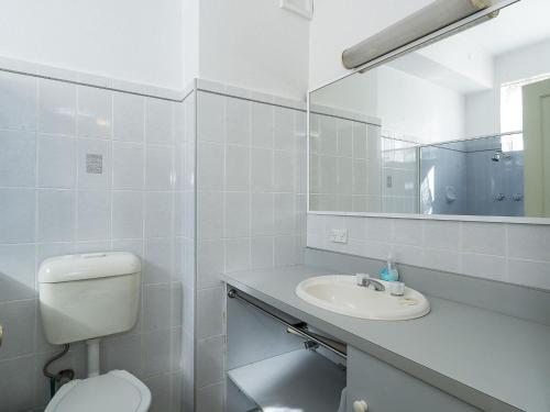 安特兰斯The Sands Unit 5的白色的浴室设有卫生间和水槽。