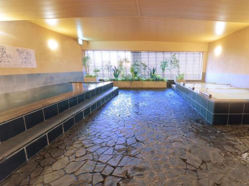 冈山Hotel Abest Grande Okayama的浴室的地板上设有水池