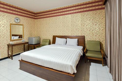 Sekar Ayu Hotel Malioboro Mitra RedDoorz客房内的一张或多张床位