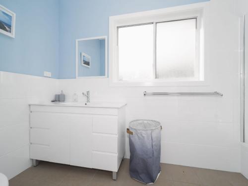 Long JettyEloora House Blue bay的白色的浴室设有水槽和窗户。