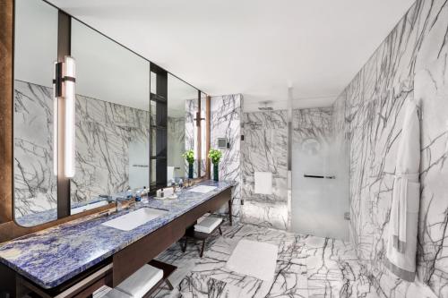 澳门澳门新濠天地-颐居的一间带两个盥洗盆和大镜子的浴室