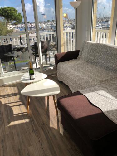 阿卡雄T3 NEUF VUE PANORAMIQUE sur Mer PREMIERE LIGNE的客厅配有沙发和桌子