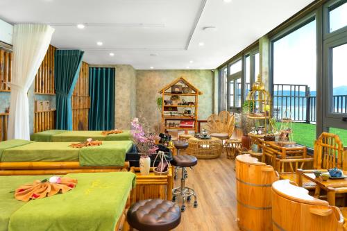 岘港哈丽娜酒店及公寓的一间带两张床的卧室和一间带椅子的房间