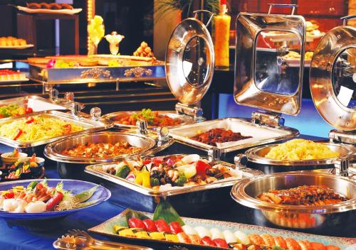 下吕市日下石竹日式旅馆的包含多种不同食物的自助餐