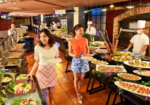 下吕市日下石竹日式旅馆的两个女人站在食物自助餐前