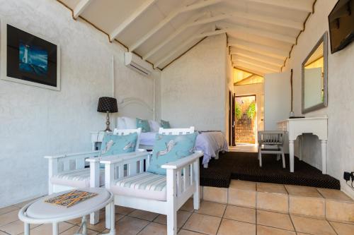 赫罗德斯湾Dutton's Cove Guest House的客房设有两张床和壁炉。