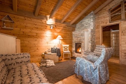 莱德罗Ledro Mountain Chalet的带壁炉的小木屋的客厅