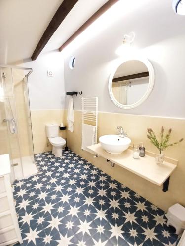 比韦罗Apartamentos Minas de Silvarosa的浴室设有白色水槽和镜子