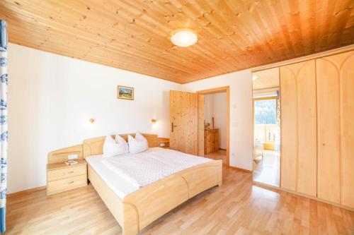 摩梭Egarthof Ferienwohnung Alpenrose的一间卧室设有一张床和木制天花板