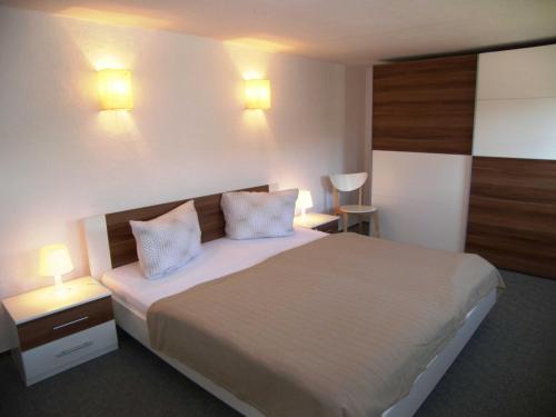 岑平Fewo Fischerhus的酒店客房 - 带一张大床和两个枕头