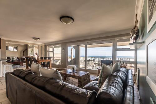 赫罗德斯湾Arikreukel 1 and 2的带沙发的客厅,享有海景