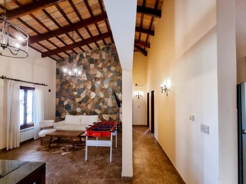 圣洛伦索Rincon del Cerro的客厅配有白色的沙发和桌子