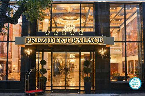 贝尔格莱德Prezident Palace Belgrade - Adults Only的书店前方有读独立宫殿的标牌