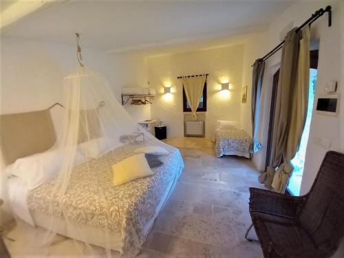 马丁纳弗兰卡马瑟利亚伊奥佐司卡诺酒店的卧室配有白色的床和椅子
