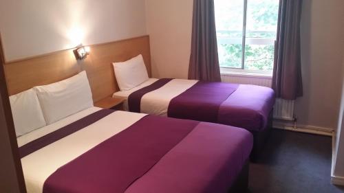 伦敦阿里瓦酒店的酒店客房设有两张床和窗户。