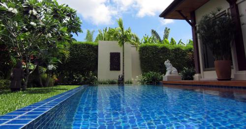 Villa Isadora, Nai Harn stylish pool villa内部或周边的泳池