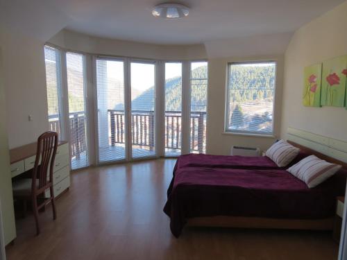 贝利伊斯库尔Panoramic Apartment 301 in Eagle Rock Complex的一间卧室配有一张床,阳台配有窗户