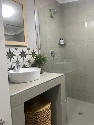 布隆方丹Rest at Lieben的一间带水槽、镜子和淋浴的浴室