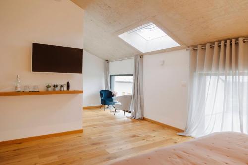 多博沃Tavarneta Estate的一间卧室配有一张床、一个窗口和一张书桌