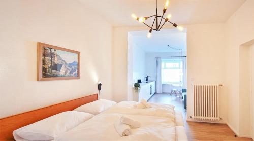 梅拉诺Rosa Apartment with parking historic city center的一间卧室配有四张白色的床