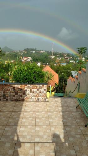 佩尼多Alta Vista的天上一带长凳的彩虹
