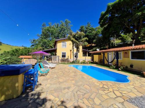 帕苏斯工程师镇Pousada Sitio Barreirinha的庭院中带游泳池的房子