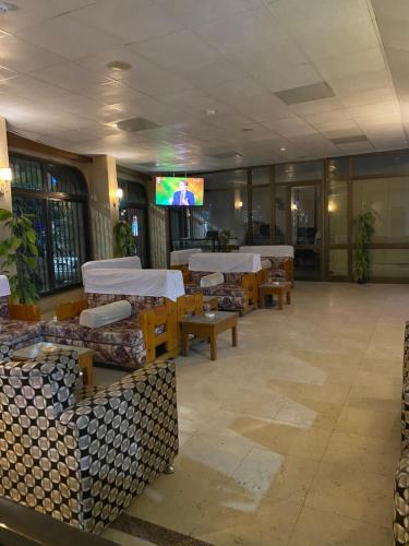 卢克索Shady Hotel Luxor的一间在房间内配有桌椅的餐厅
